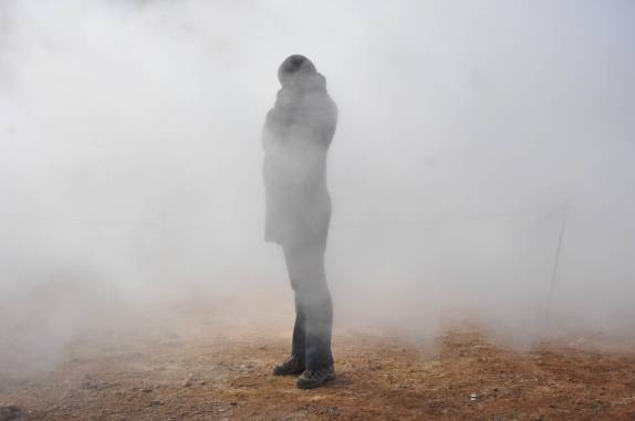 Encoberta pelo vapor gerado nas fontes termais de Hverir, região de Myvatn, no nordeste da Islândia